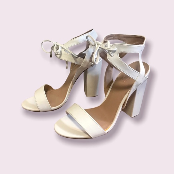 👠SALE 2/$12.00‼️ CHARLOTTE RUSSE Women’s Sandal Block Heel Shoes / White size 7 - Picture 3 of 5